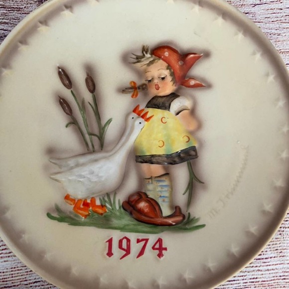 Set of 3 M.J. Hummel Plates - Picture 3 of 8